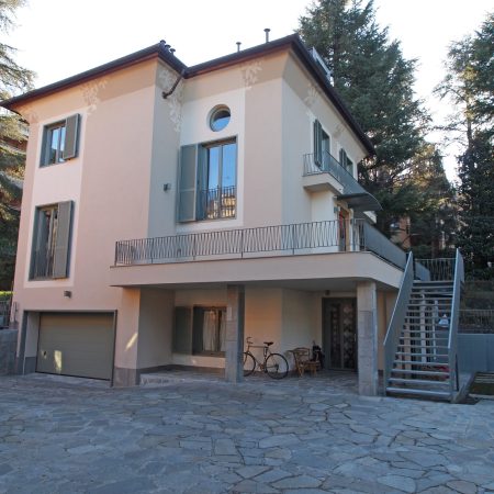 VILLA IN COLLINA